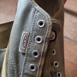 Keen tan canvas tennis shoes sz 9